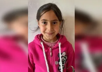 Motosikletinin plakasını okunmasın diye bereyle kapattı, cezadan kurtulamadı