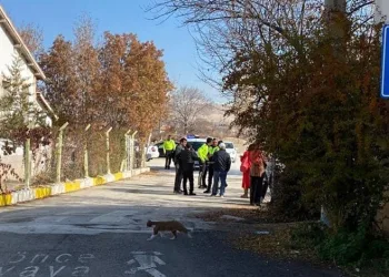 Park halindeki araçtan tencere ve tava çaldı