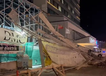 Bursa’da fırtına binanın iskelesini devirdi, araçlara zarar verdi