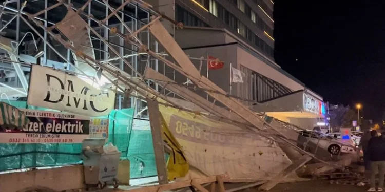 Bursa’da fırtına binanın iskelesini devirdi, araçlara zarar verdi