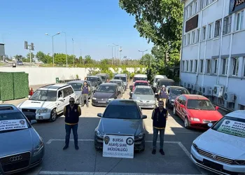 Fırtına Bursa’da zorlu anlar yaşattı