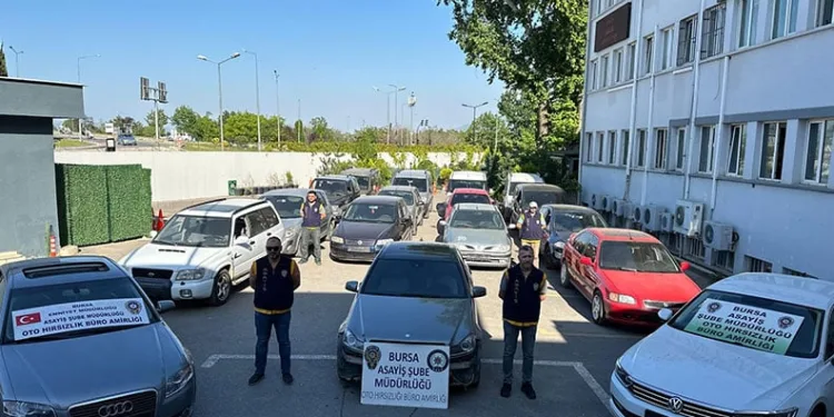 Fırtına Bursa’da zorlu anlar yaşattı