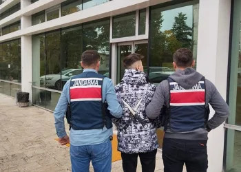 İnşaat işçileri taşlarla birbirilerine saldırdı