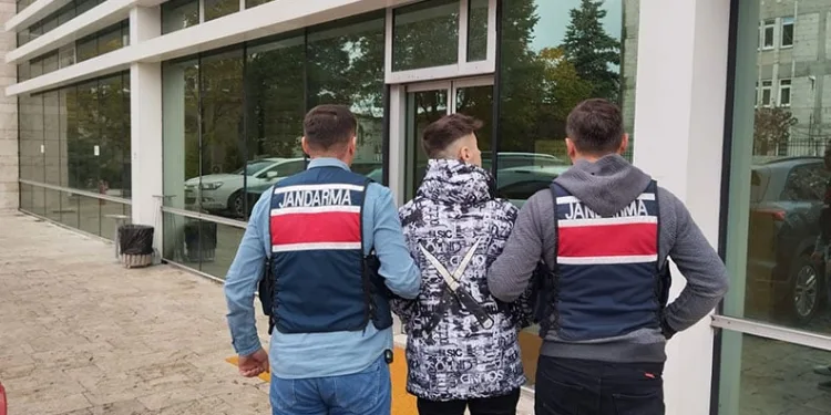 İnşaat işçileri taşlarla birbirilerine saldırdı