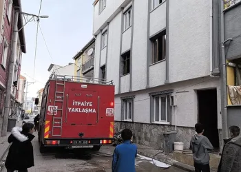 Bursa’da yanan evden 2 çocuğu itfaiye ekipleri kurtardı