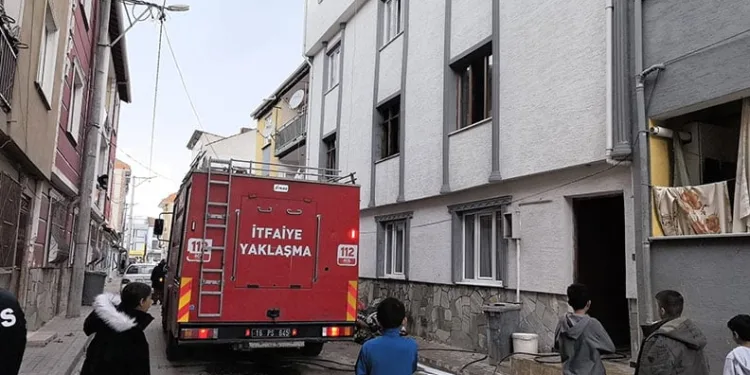 Bursa’da yanan evden 2 çocuğu itfaiye ekipleri kurtardı