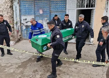 Ablasını tabancayla öldürülmüş halde buldu