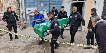 Ablasını tabancayla öldürülmüş halde buldu
