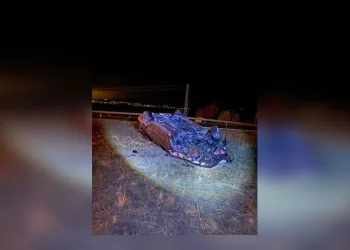 Takla atan otomobilinin kapıları zarar görmesin diye vinç getirtti