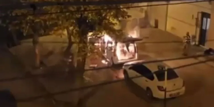Bursa’da park halindeki ticari araç alev topuna döndü