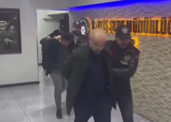 Kontrolden çıkan hafif ticari araç mısır tarlasına yuvarlandı: 5 yaralı