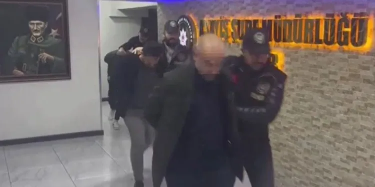 Kontrolden çıkan hafif ticari araç mısır tarlasına yuvarlandı: 5 yaralı