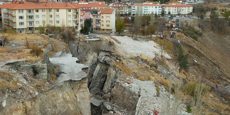 Heyelan riski mahalleliyi tedirgin ediyor