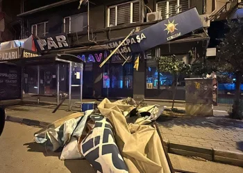 Bursa’da şiddetli rüzgar tabelayı yerinden söktü