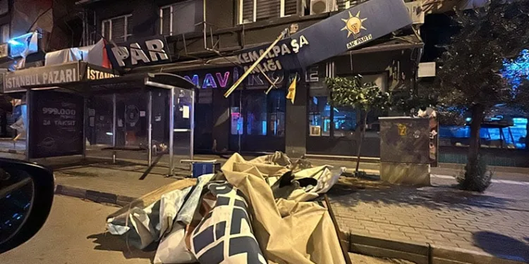 Bursa’da şiddetli rüzgar tabelayı yerinden söktü
