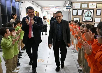 Bursa’da 42 yıllık öğretmen alkışlarla emekliliğe uğurlandı