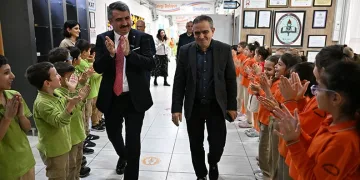Bursa’da 42 yıllık öğretmen alkışlarla emekliliğe uğurlandı