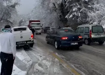 Bursa’da kar yağışıyla hayat durdu…İlçe yolları kapandı