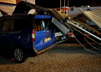 Antalya’da hortum yıkıp geçti, evler ve seralar hasar gördü