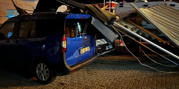Antalya’da hortum yıkıp geçti, evler ve seralar hasar gördü