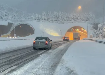 Bolu Dağı Tüneli ulaşıma açıldı: Kar yağışı devam ediyor
