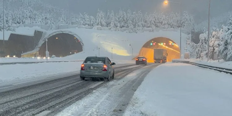 Bolu Dağı Tüneli ulaşıma açıldı: Kar yağışı devam ediyor