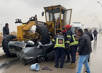 Otomobil, greyderin altına girdi: 1 ölü