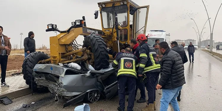 Otomobil, greyderin altına girdi: 1 ölü