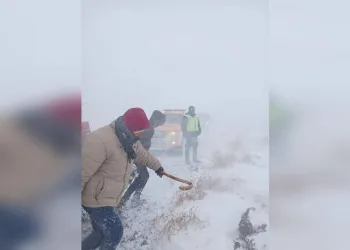 Tipi nedeniyle mahsur kalan çoban ve hayvanları ekipler tarafından kurtarıldı