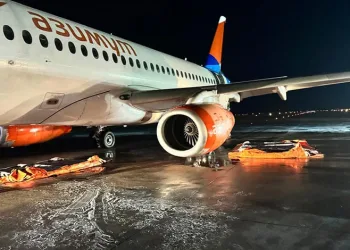 Rus yolcu uçağında yangın: Faciadan dönüldü