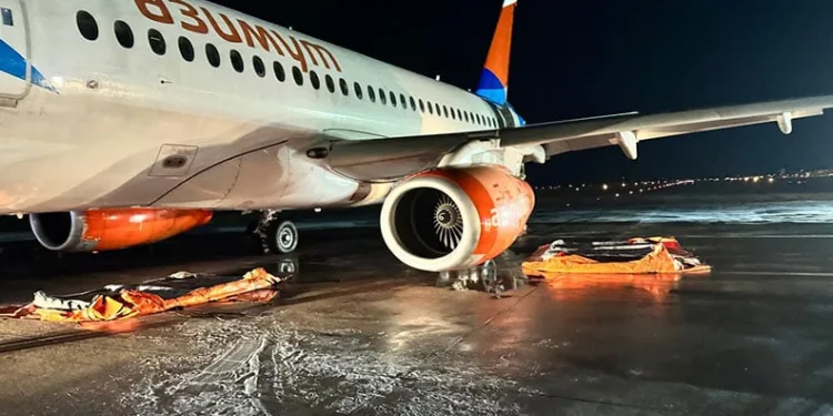 Rus yolcu uçağında yangın: Faciadan dönüldü