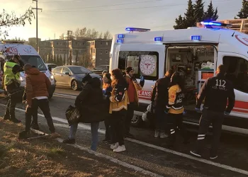 Otomobil servisle çarpıştı: 1 ölü, 10 yaralı