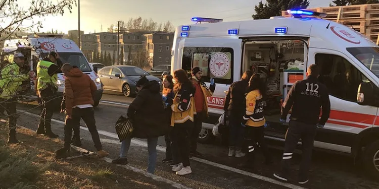 Otomobil servisle çarpıştı: 1 ölü, 10 yaralı