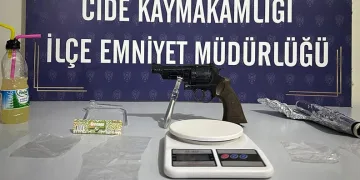 4 yıl 2 ay hapis cezasıyla aranan şahsı polis yakaladı