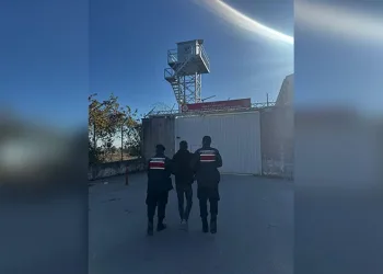 Otomobil kamyonete çarptı: 3 yaralı