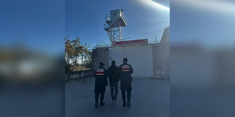 Otomobil kamyonete çarptı: 3 yaralı