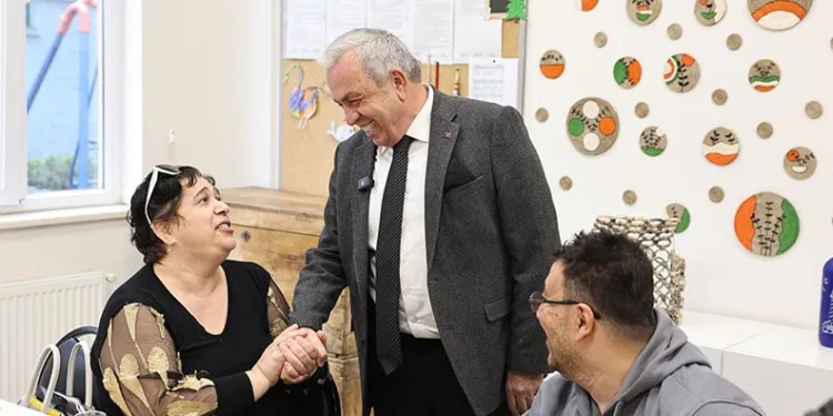 Şadi Özdemir dezavantajlı bireylerle buluştu