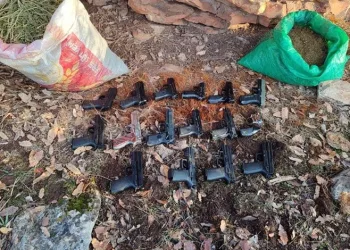 Diyarbakır’da jelikan bidon ve çuval içinde 16 adet tabanca ele geçirildi