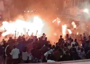 Hindistan’da meşaleleli anma etkinliğinde alevler çevreyi sardı: 30 yaralı