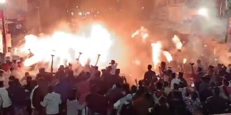 Hindistan’da meşaleleli anma etkinliğinde alevler çevreyi sardı: 30 yaralı