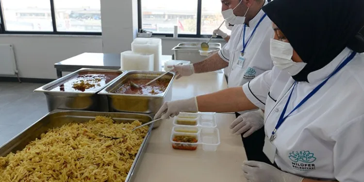 İhtiyaç sahiplerine sıcak yemek desteği