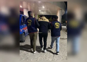 Yola düşürülen 10 bin lirayı toplayıp kayıplara karıştılar