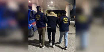 Yola düşürülen 10 bin lirayı toplayıp kayıplara karıştılar