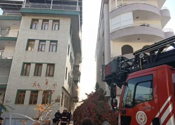 Yağmurla gelen kazalar: Düğün konvoyundaki otomobil bariyere çarptı, 5 kişi yaralandı