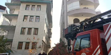 Yağmurla gelen kazalar: Düğün konvoyundaki otomobil bariyere çarptı, 5 kişi yaralandı