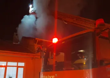 İnegöl’de 2 katlı ahşap bina alev alev yandı