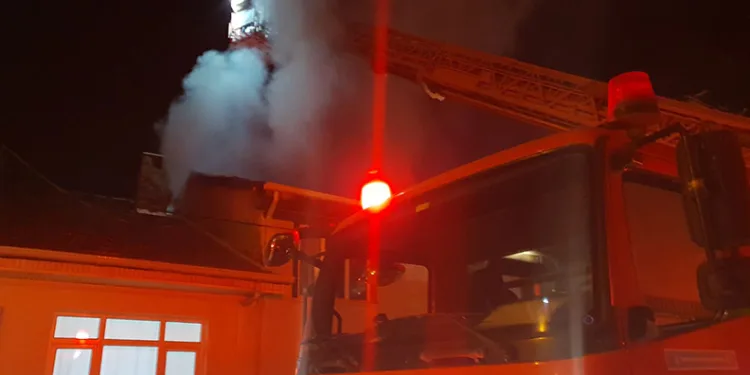 İnegöl’de 2 katlı ahşap bina alev alev yandı