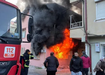 Tokat’ta yangında evde uyuyan baba ve 3 yaşındaki oğlu dumandan etkilendi