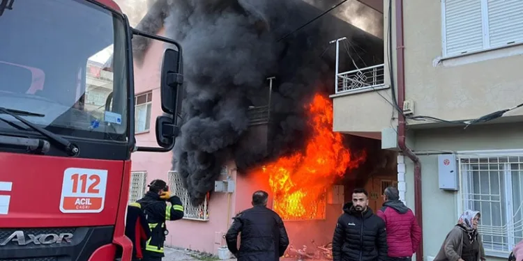 Tokat’ta yangında evde uyuyan baba ve 3 yaşındaki oğlu dumandan etkilendi
