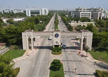 Van’da öğrencileri için hatıra kitabı hazırlayan öğretmene bakanlık ödülü